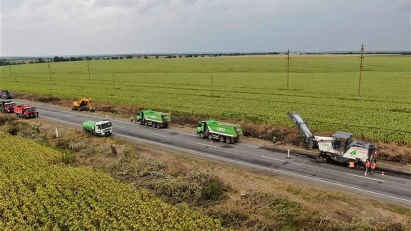 У самому розпалі триває ремонт доріг за Южноукраїнськом. Дивіться де саме та які роботи виконуються