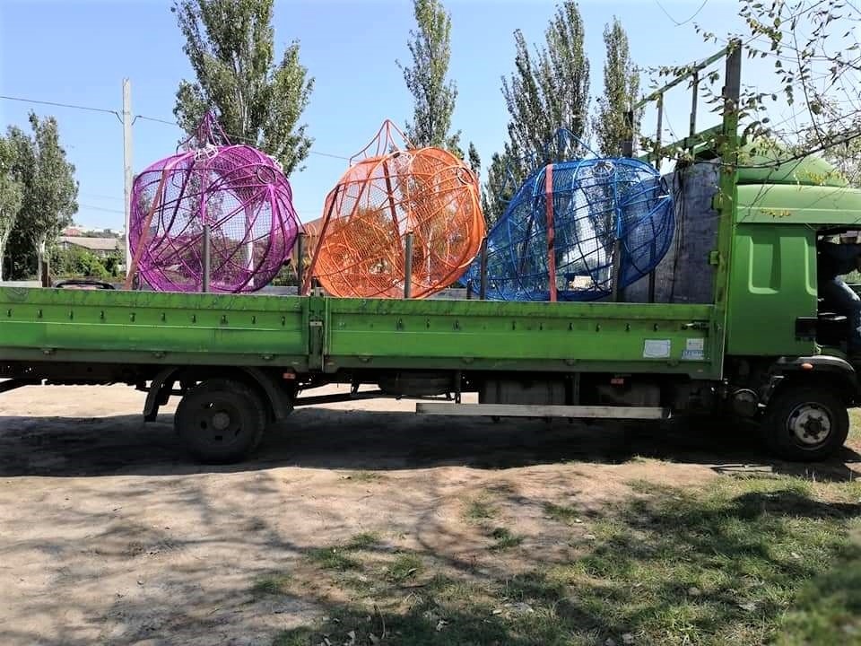 Контейнери для сортування пластикових пляшок у Маріуполі