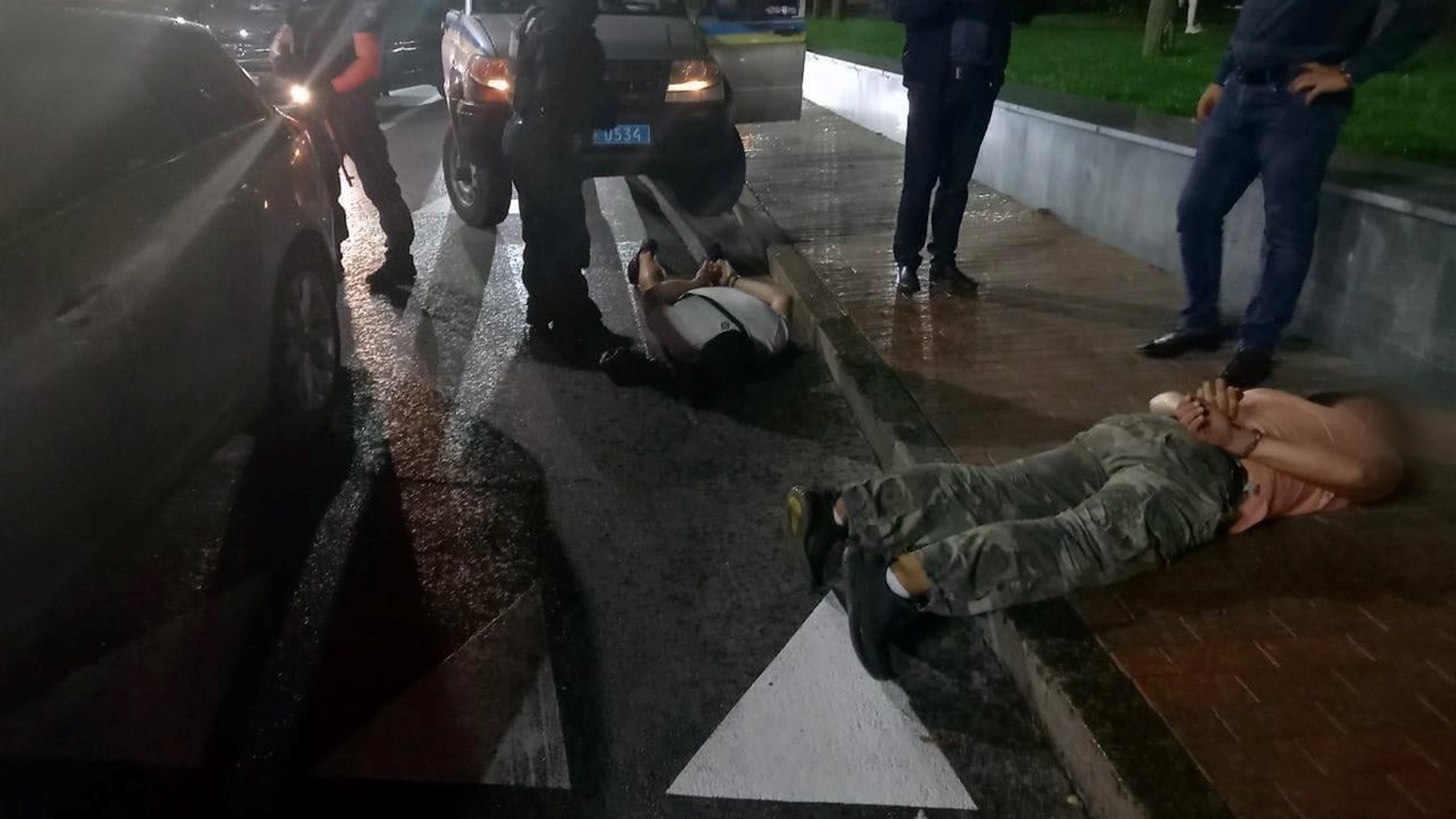 Двох квартирних злодіїв, один із яких колишній правоохоронець, затримали у центрі Чернігова