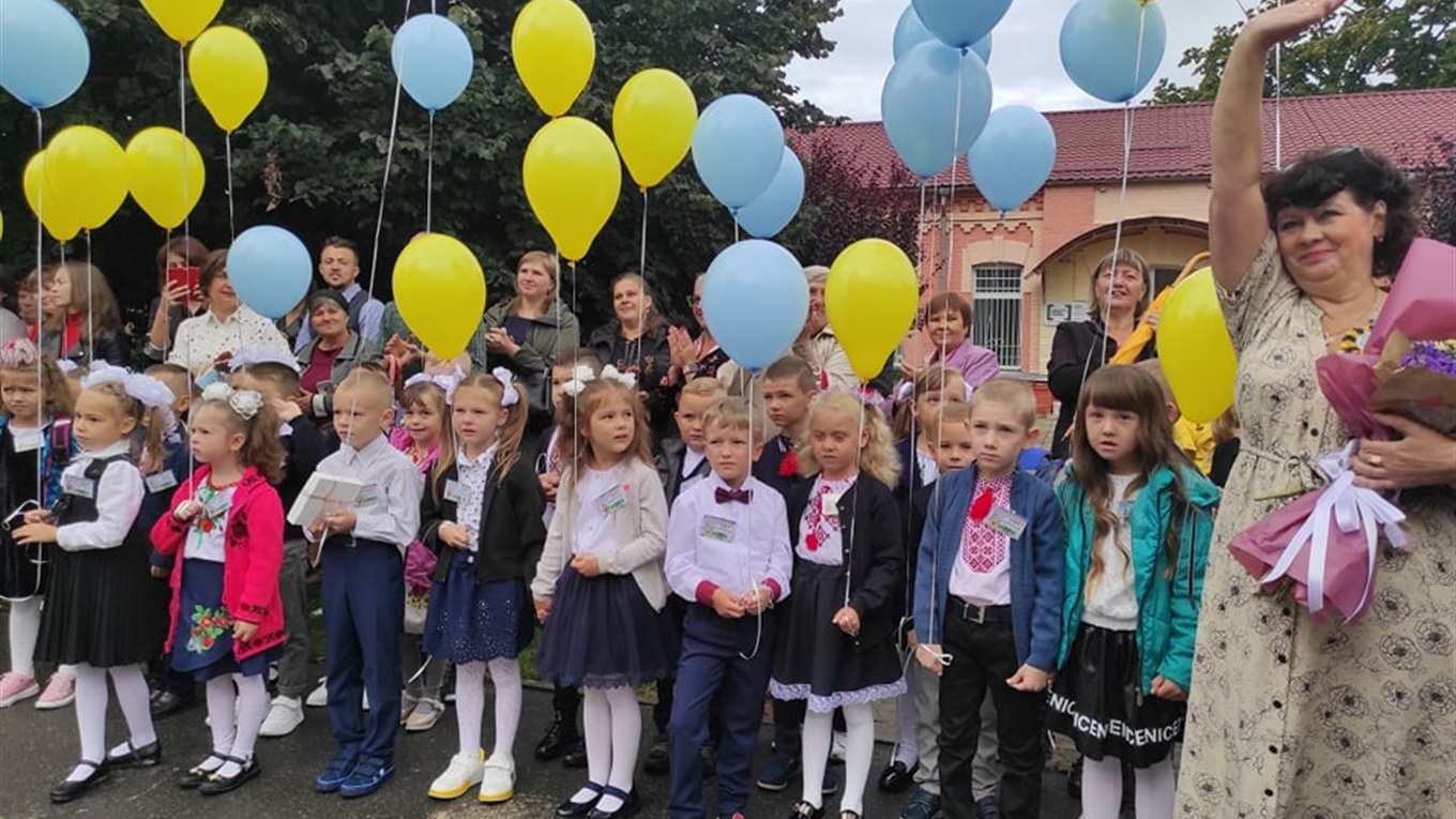 Перший дзвінок у школах: ранній дрібний дощик та жовто-блакитні кульки на честь рідної України