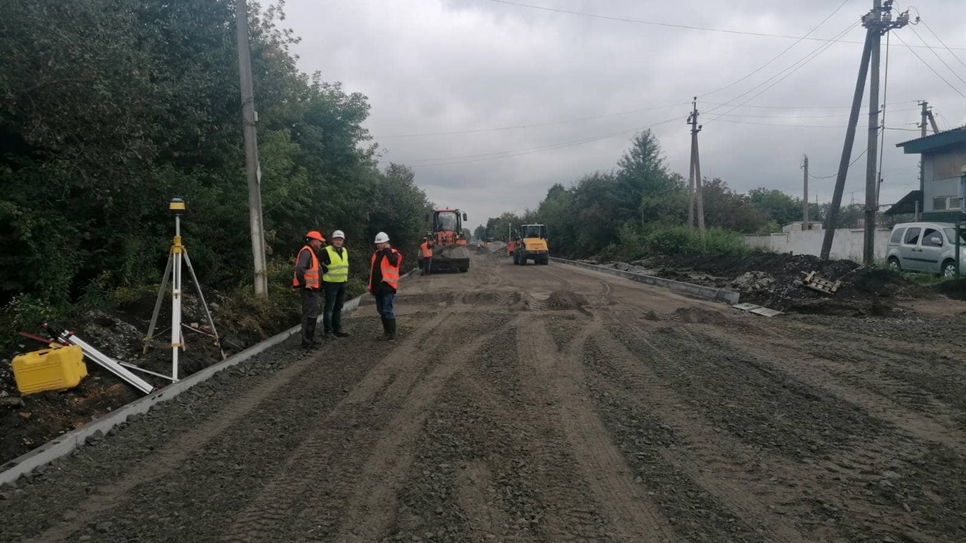У Старокостянтинові прокладають дорогу від молочного до олійноекстракційного заводу