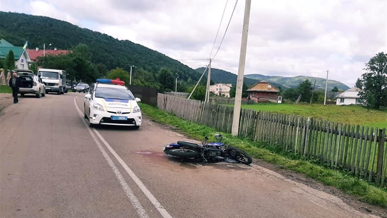 У ДТП постраждали троє 16-річних: мотоцикліст та двоє дівчаток-пішоходок