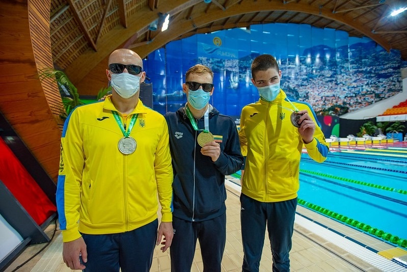 ліворуч -  Віктор Смирнов, Герой України, заслужений майстер спорту України з плавання
