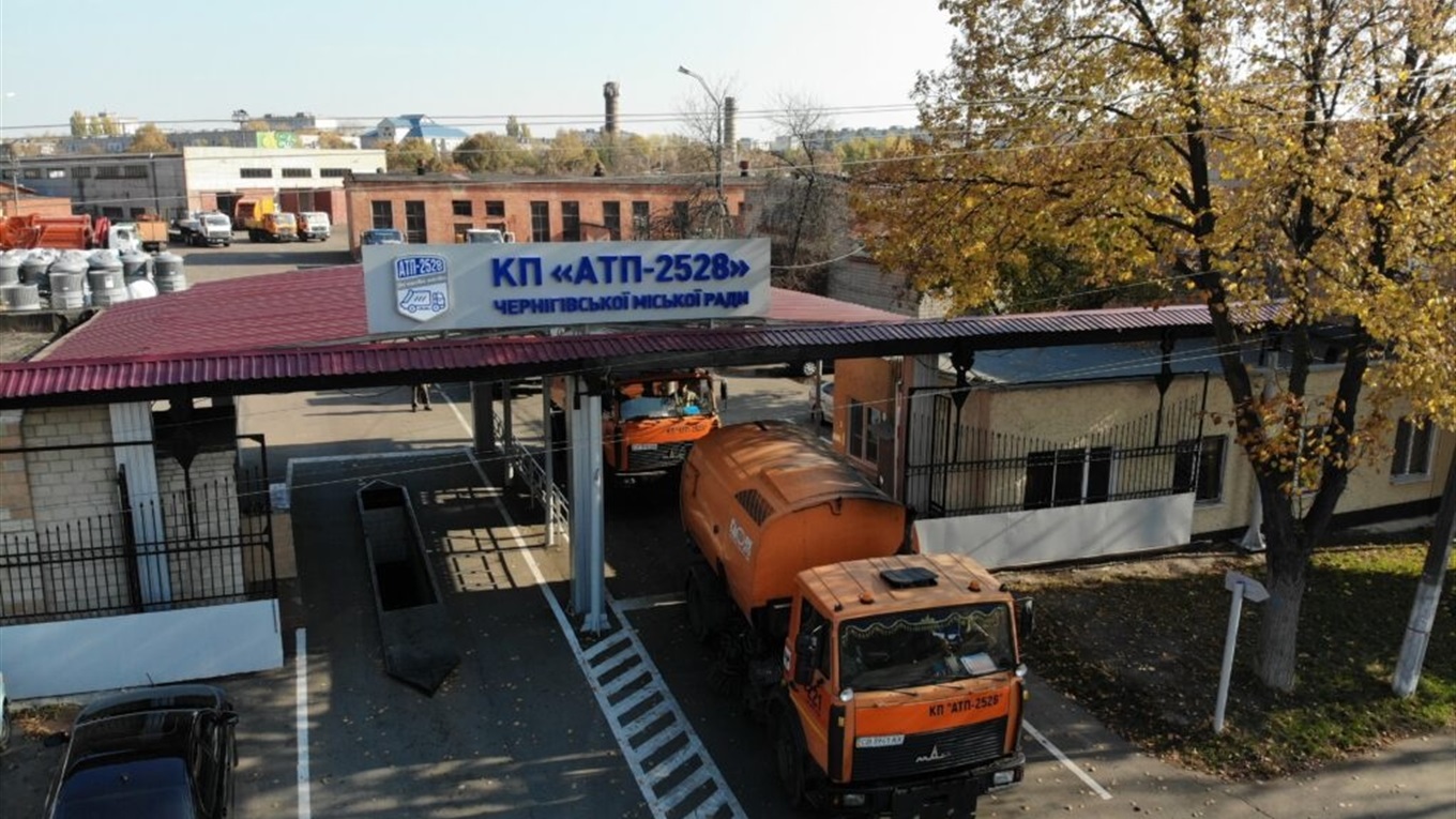 З 5-ї ранку до пізнього вечора. Як щодня прибирають Чернігів силами людей та техніки