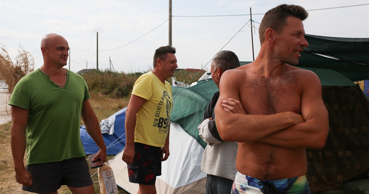Борщ, холодильник, матраци. Фоторепортаж з стихійного кемпінгу у Залізному Порті