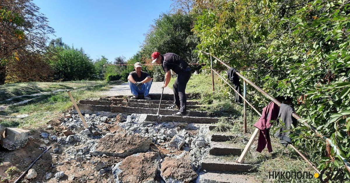 Фото дня: розпочався капітальний ремонт пішохідної зони в районі СЗШ №3