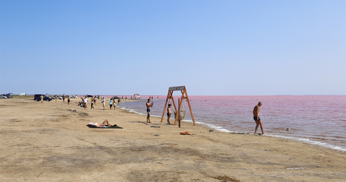 Рожевий колір води і нові фотозони: відпочинок на Лемурійському озері