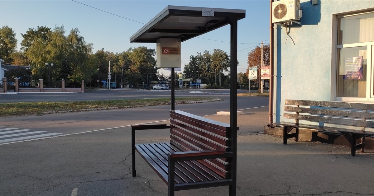 У Волновасі встановили "сонячну" лавочку з usb-портами для зарядних пристроїв: фотофакт