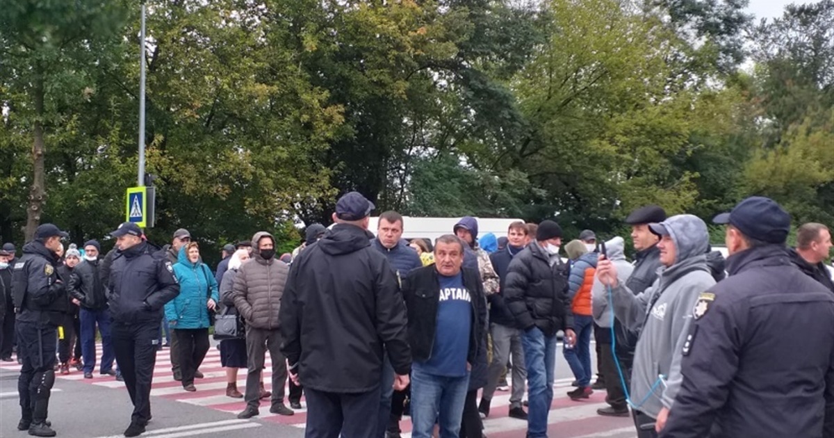 У Дубівцях люди перекрили трасу, утворився великий затор