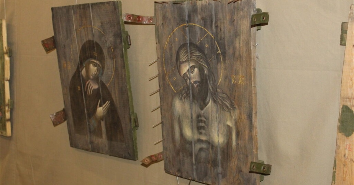 Ікони на ящиках з-під набоїв: у Славуті відкрито унікальну виставку мовчазних "свідків війни"