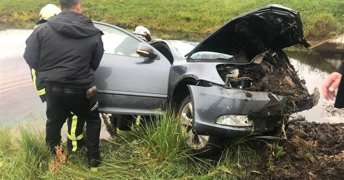 На Чернігівщині автівка влетіла в меліоративний канал. Один із пасажирів загинув