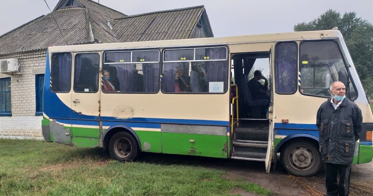 В селе Крепи на Луганщине живет только 100 людей. Автобус сюда не приезжал семь лет (а теперь будет)
