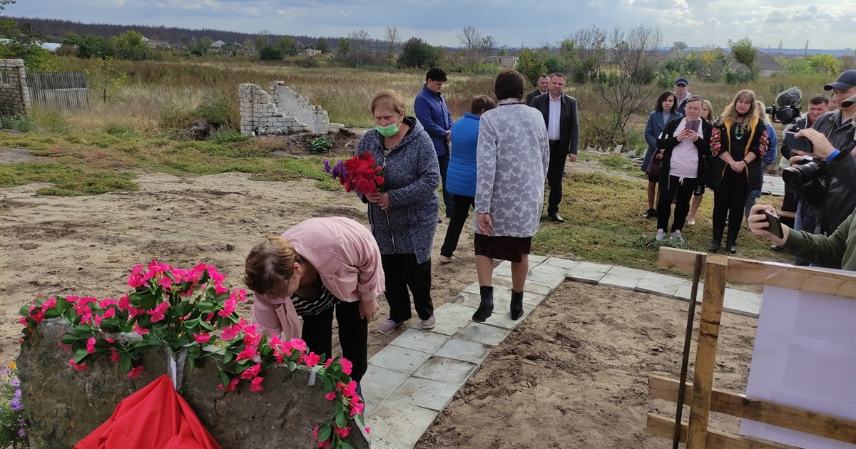 Це пам’ятний знак загиблим під час пожежі на Луганщині. Його встановили у Вороновому, яке горіло
