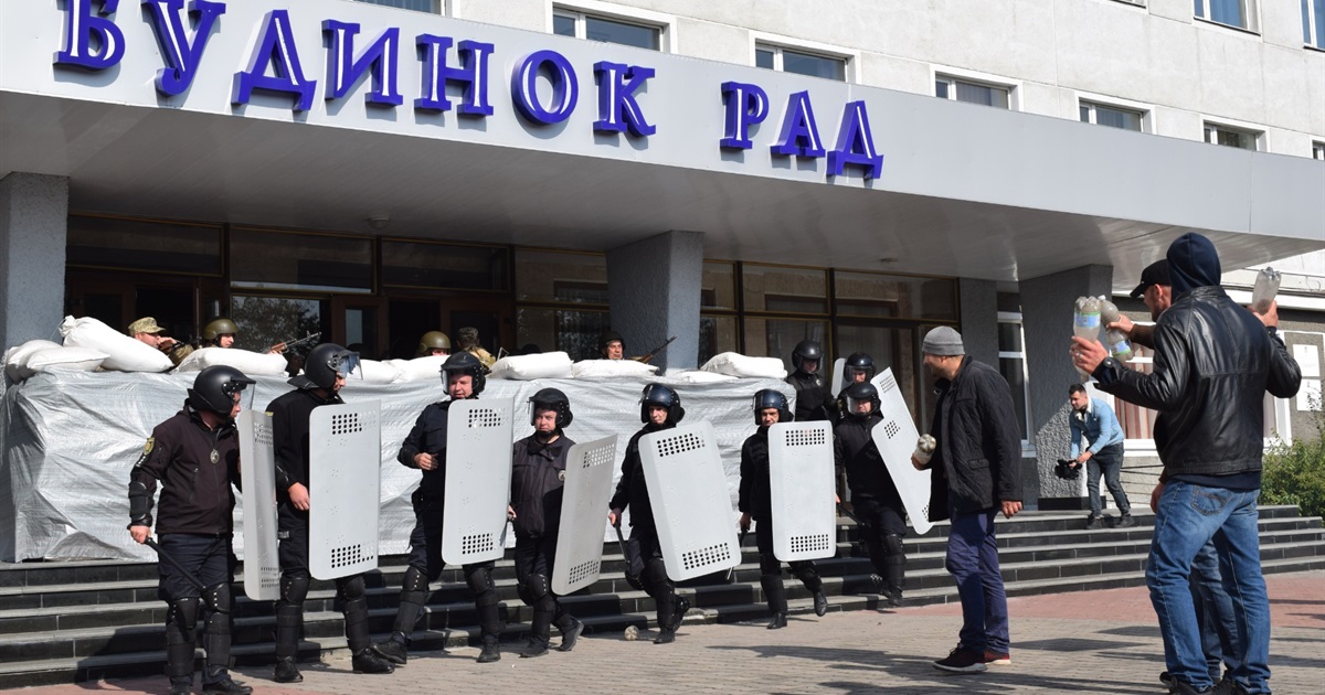 У Новограді невідомі штурмували міську раду: в чому справа