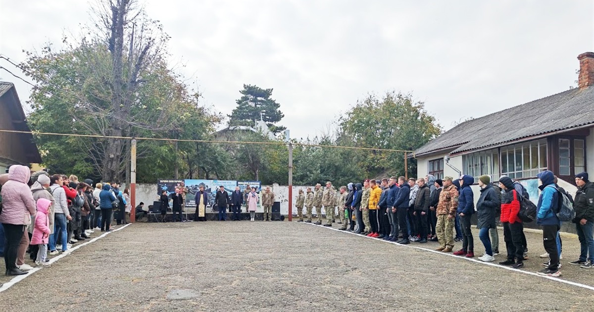 30 юнаків з Чернівецької області відправили до лав ЗСУ зі збірного пункту в Кіцмані