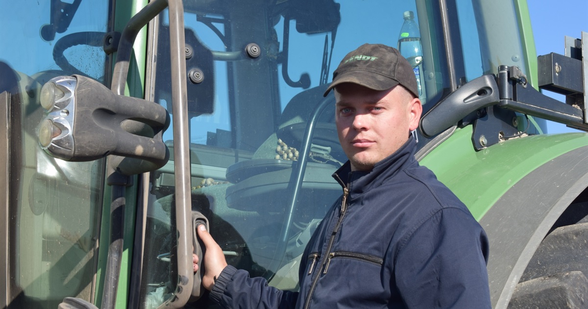 "Робота в полі триває цілодобово": розповідь тракториста-механізатора Сергія Лук'янця