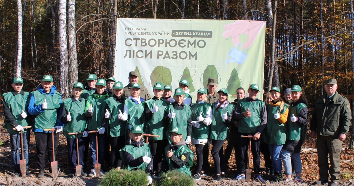 На Шосткинщині лісівники зі школярами висадили ліс