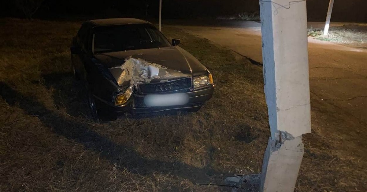 В Измаиле пьяный водитель на AUDI снес электроопору