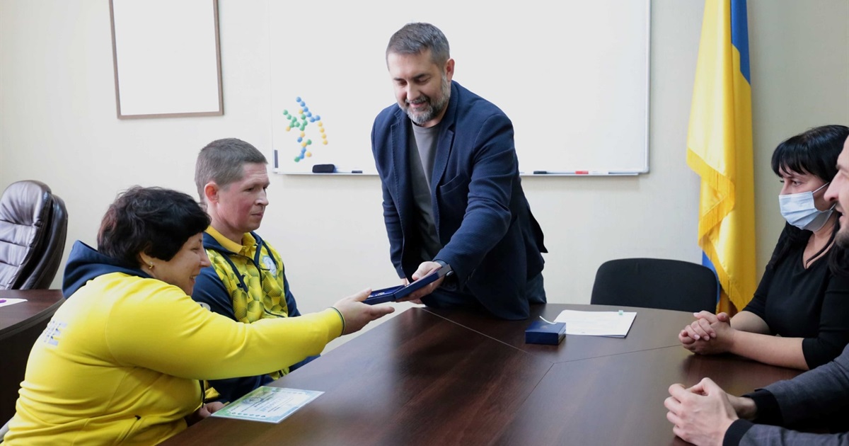 Наталія Олійник та її тренер Андрій Івженко отримали нагороди від очільника Луганської області