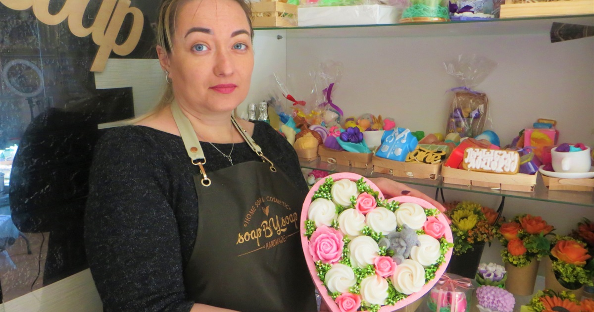 Валентина Гартовина создает букеты из мыла в Мирнограде. Показываем, как устроена ее мастерская