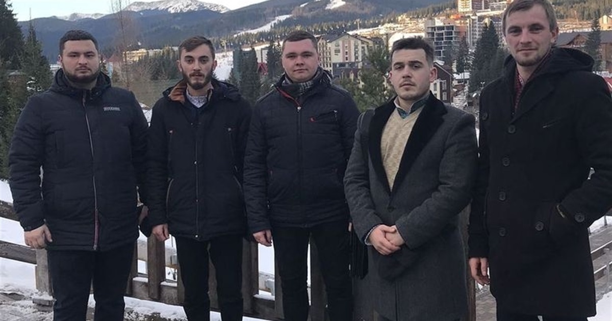 "Батько наш Бандера": пісня, яка б'є рекорди, записана у Новицькій громаді, вдома в о. Василя Мотики