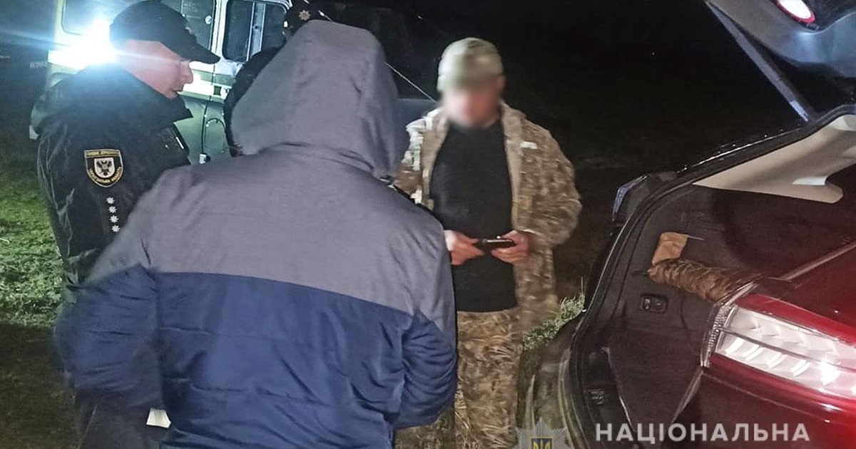 Чоловік прострелив під час полювання товаришу живіт