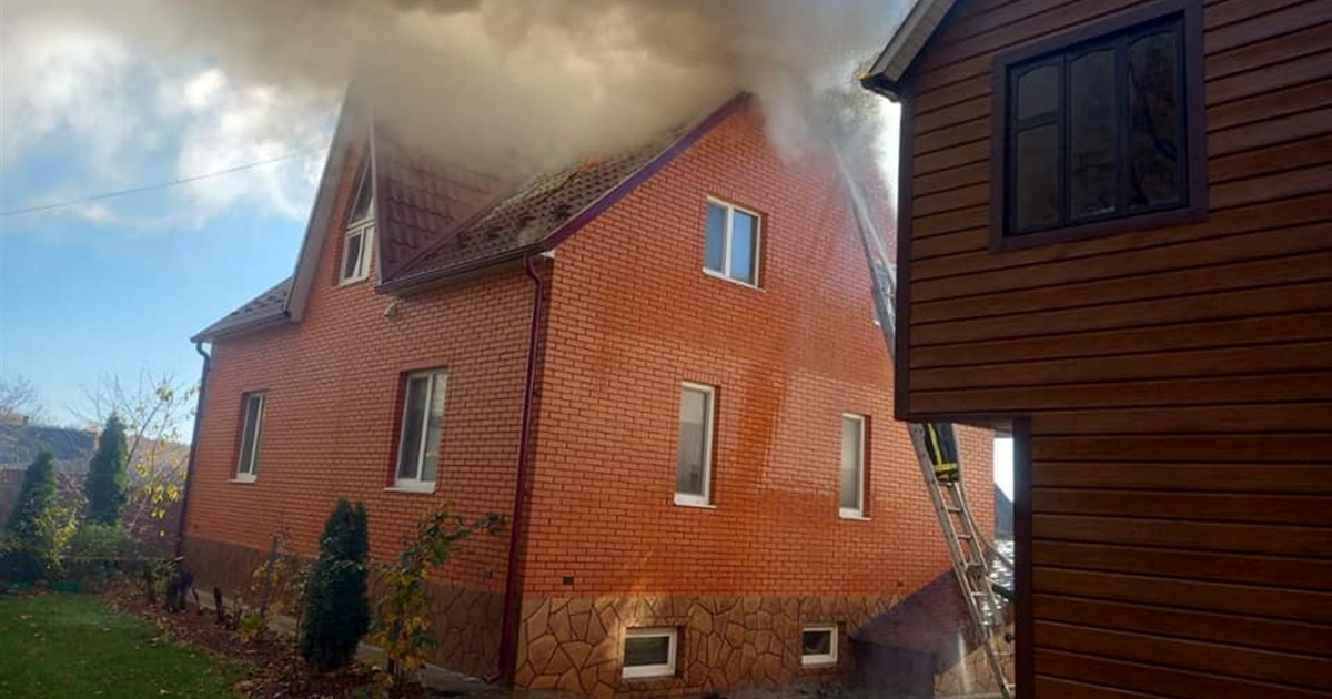 У Рафалівці горів житловий будинок. Гасили пожежу 10 рятувальників 3 автоцистернами