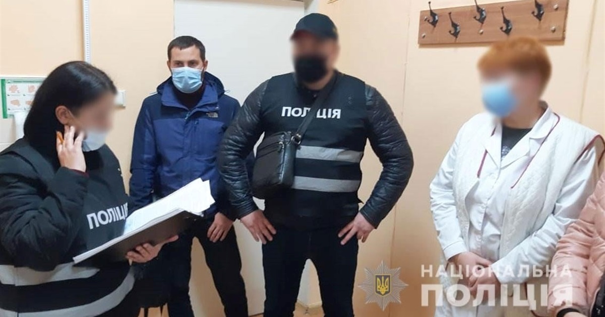 Директорка турагенства, лікар та медсестра продавали сертифікати про вакцинацію чернігівцям