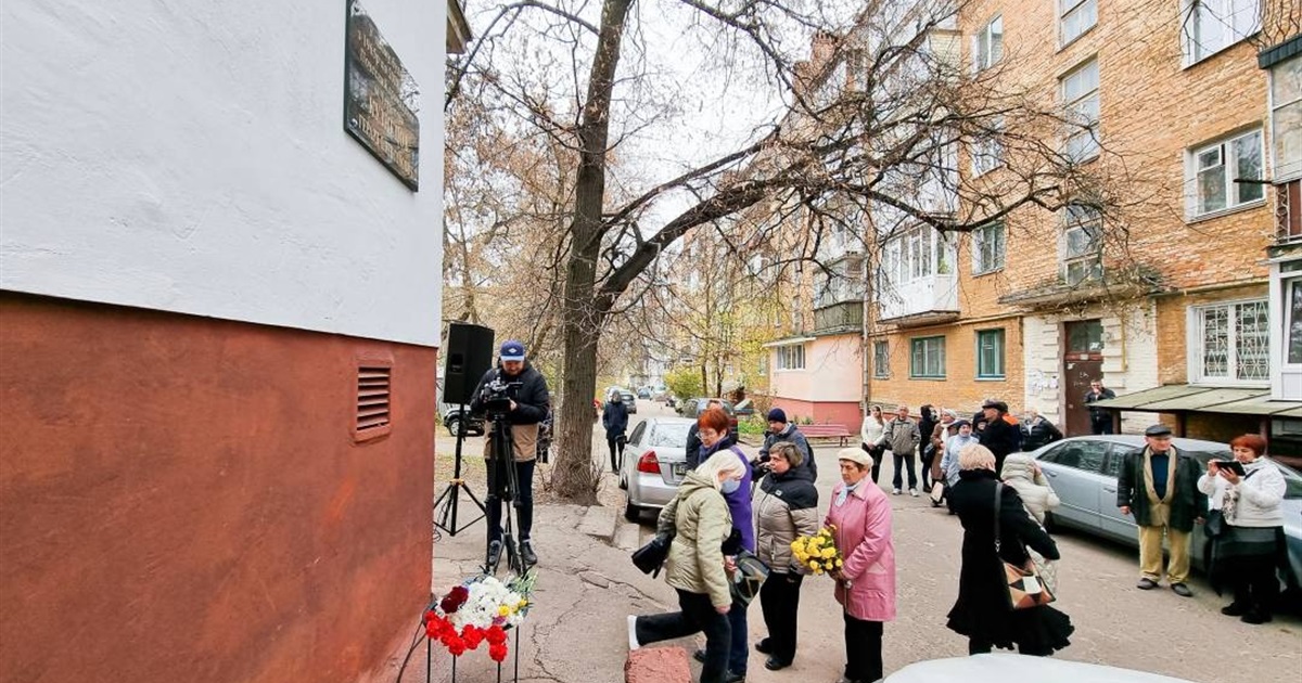 Почесному громадянину Чернігова, на будинку, де він жив, встановили пам'ятну дошку