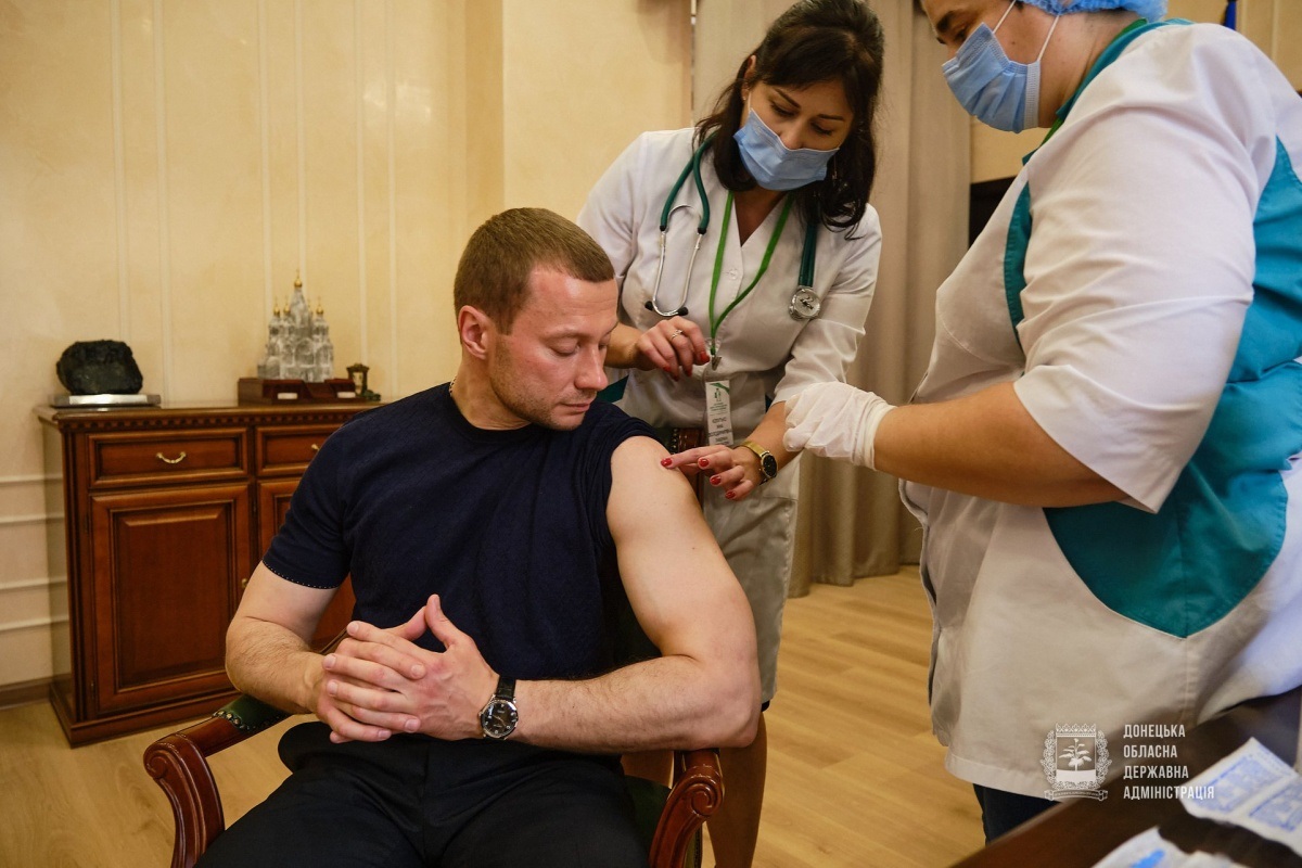 Павел Кириленко во время вакцинации 