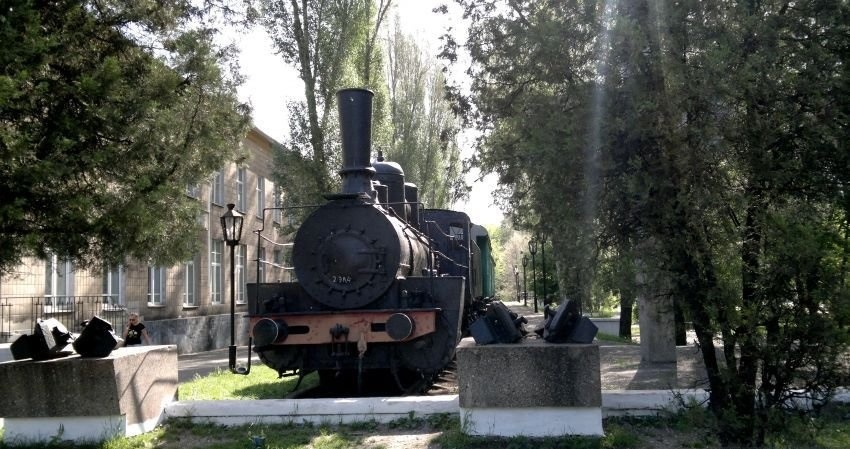 Памятник-паровоз в Ясиноватой 