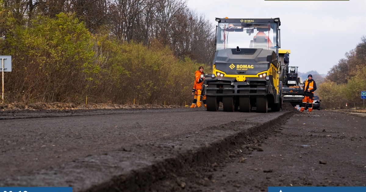 Дорожня техніка працює у селі Лашківка: влаштовують другий, фінішний шар покриття асфальтобетону