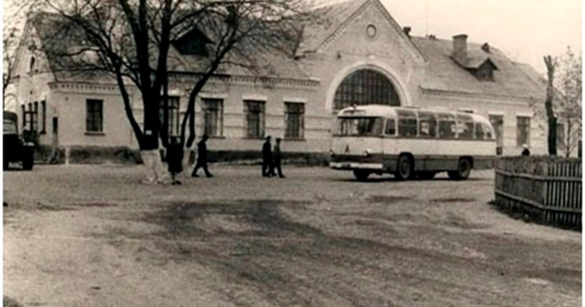 У XIX столітті в Старокостянтинів залізницею привозили сукно, шкіру, керосин, оселедці, парфуми