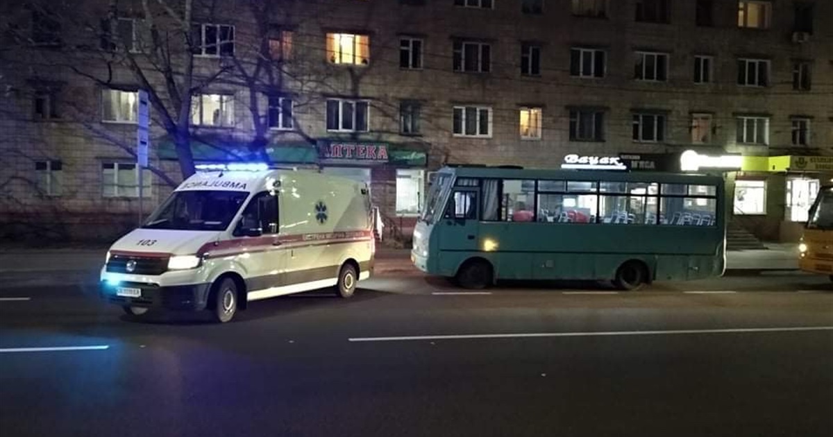 У Чернігові водію маршрутки стало зле за кермом. Врятувати його не вдалось