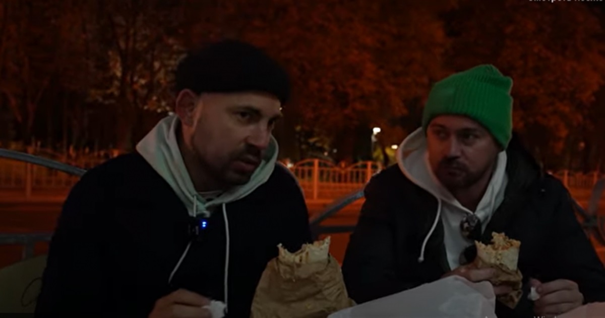 Футболист Милевский и тревел-блогер Бедняков развлекаются в Мариуполе (и даже едят местную шаурму)