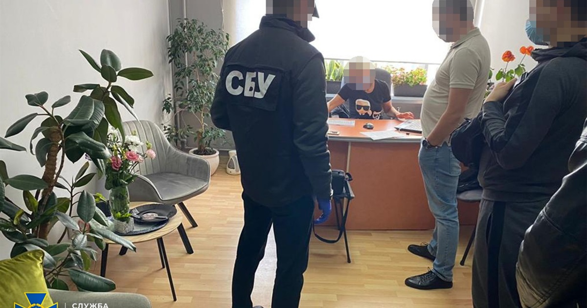 На Прикарпатті СБУ викрила власника мережі турагенцій, який масово виготовляв фейкові ПЛР-тести