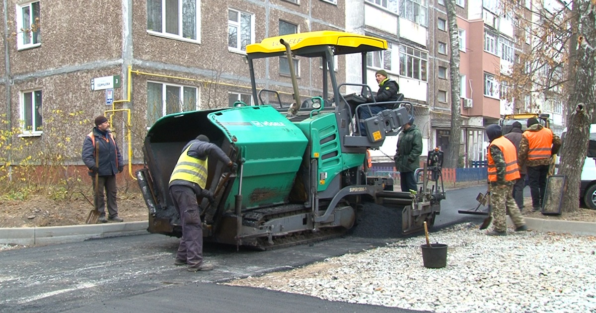 Ремонт двору на Захисників України: дорожники закінчують всі роботи заплановані у 2021-му