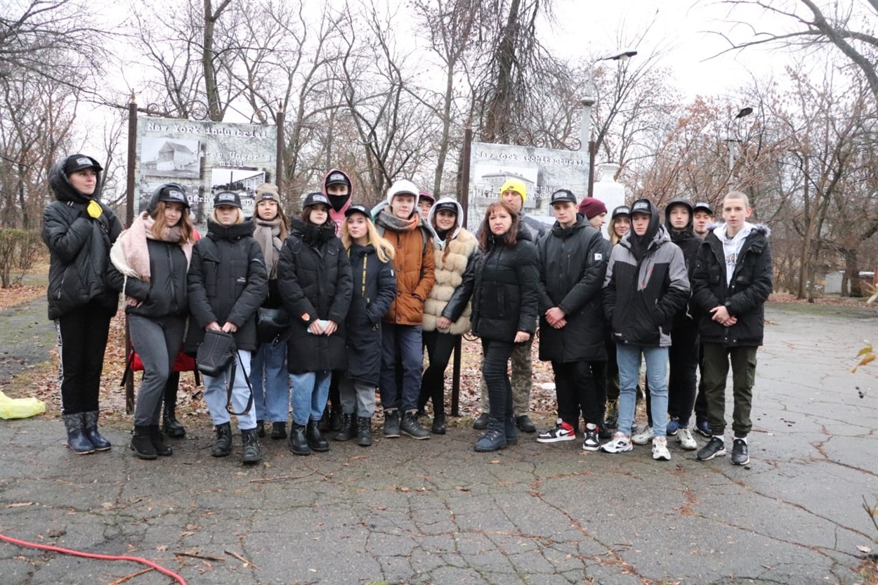Фото: ГО "Ініціативна молодь українського Нью-Йорка" бiля банерiв