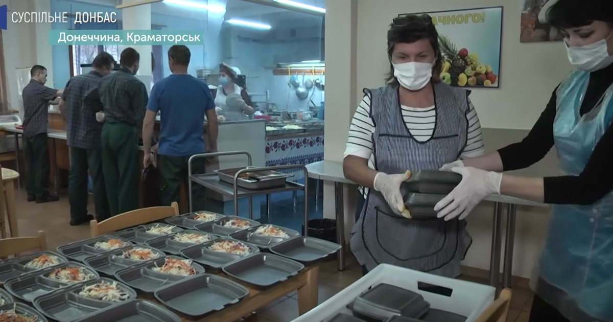 Медикам Краматорська дякують за боротьбу з ковід смачними обідами. Хто і як це робить?