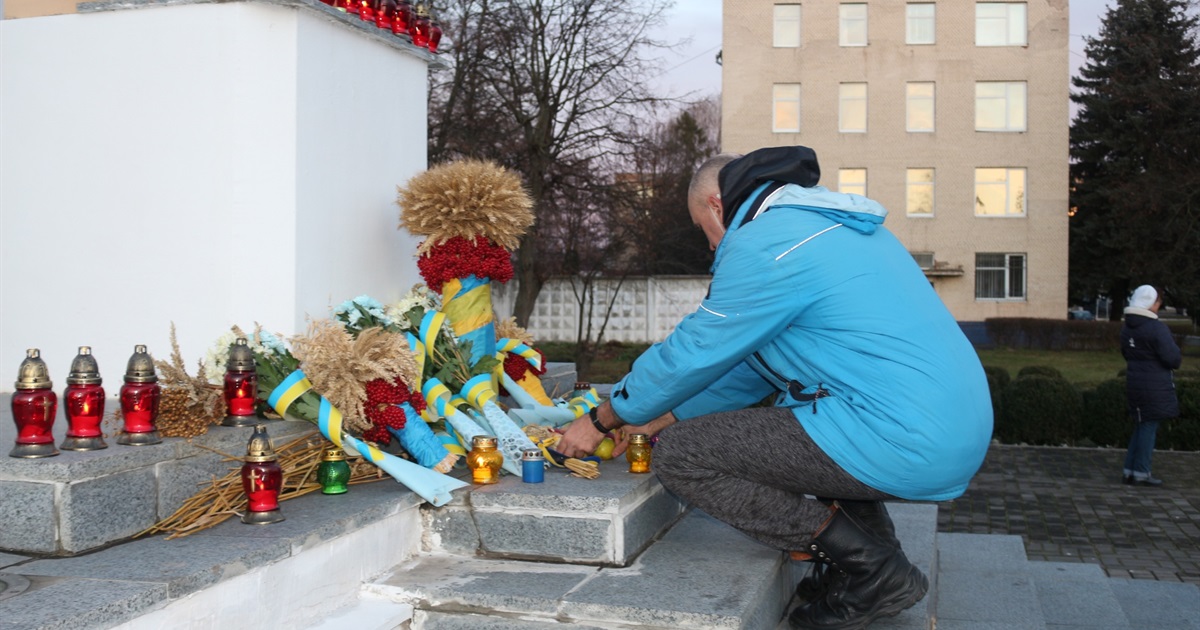 Пам’ятати, щоб жити: старокостянтинівці вшанували пам'ять жертв голодомору (Фоторепортаж)