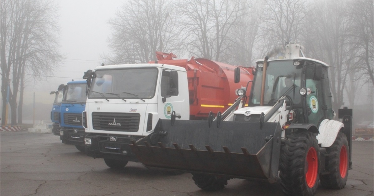 У Волновасі урочисто передали сміттєзбиральну техніку трьом громадам Волноваського району