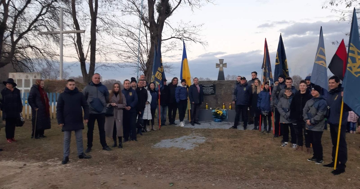 Пам'яті загиблих підпільників: в селі Острів встановлено хрест