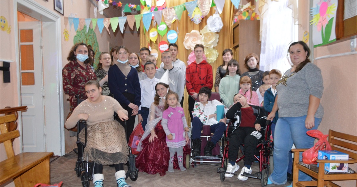 Посмішками і піснями зустрічали гостей у Кіцманському центрі реабілітації дітей "Дзвіночок"