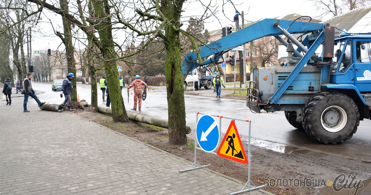 На пожвавленому перехресті у центрі Золотоноші водій автоцистерни зніс бетонну опору. І не зупинився