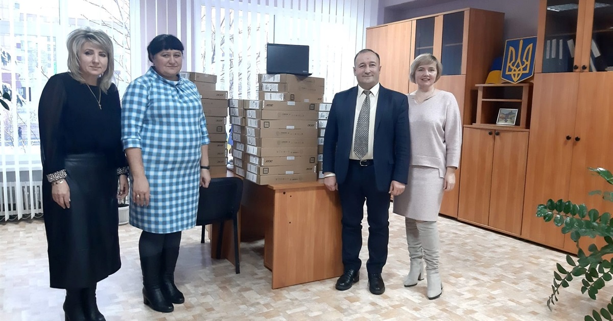 У Нетішині вчителі отримали 84 ноутбуки: їх розподілили по школах
