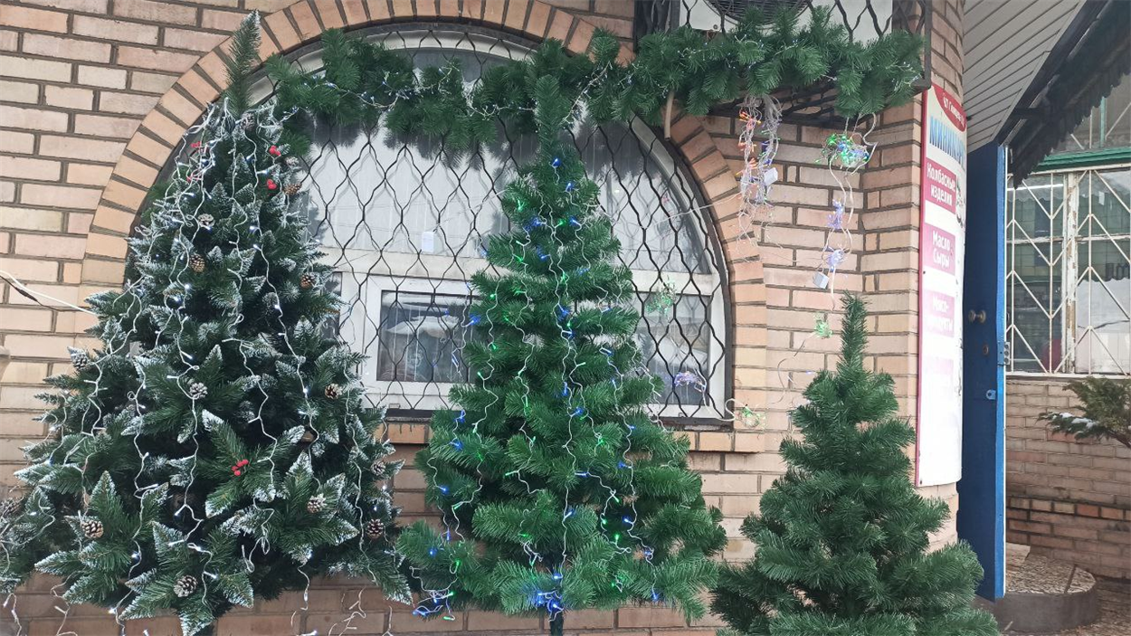 Штучні ялинки на центральному ринку міста