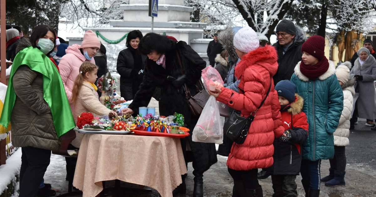 Іграшки ручної роботи, смаколики та гарячі напої: у Рахові відбувся благодійний ярмарок