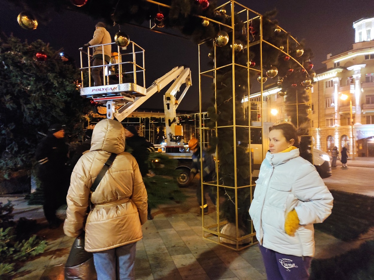 Мария Слета возле рухнувшей елки в Мариуполе