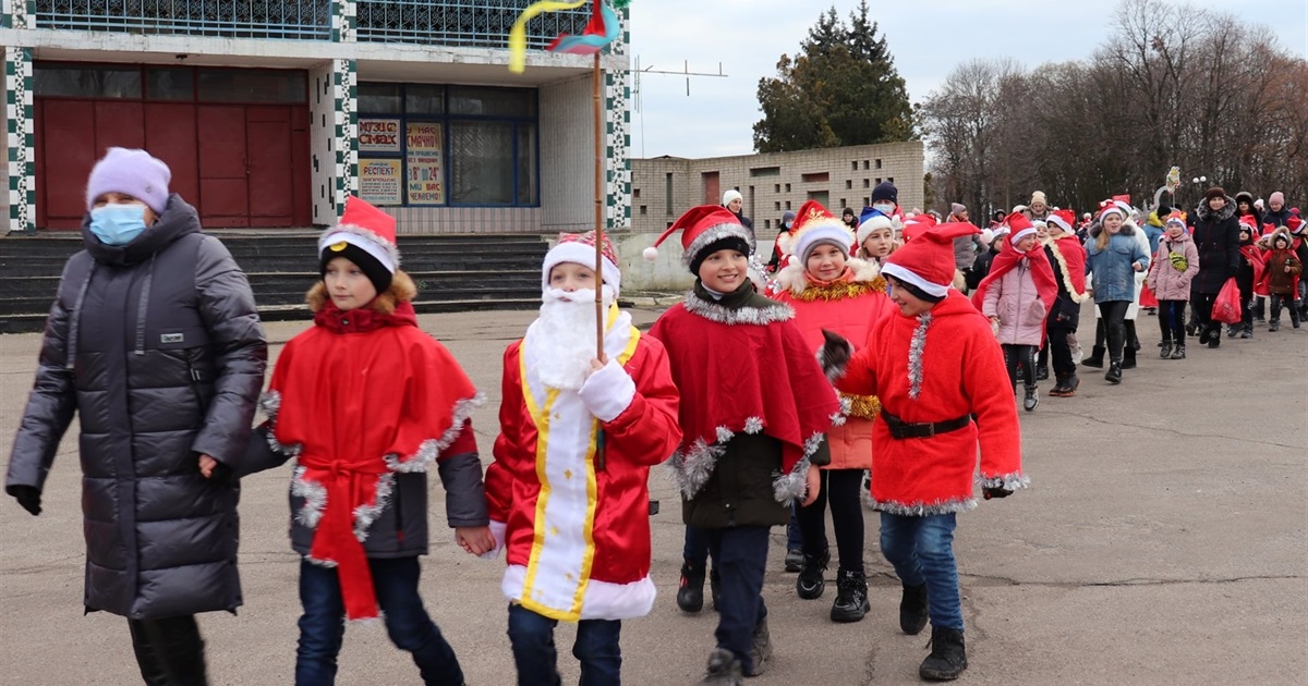 Вулицями Нижніх Сірогоз пройшов парад Миколайчиків