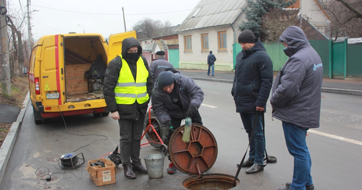 Мешканці будинків на Пухова зробили врізку в зливову каналізацію і спускали туди свої фекалії